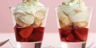 Erdbeer-Trifle mit süßer Basilikumsahne
