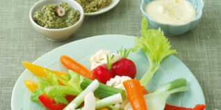 Rohkost-Platte mit drei Dips