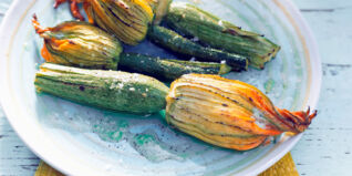 Gefüllte Zucchiniblüten mit Ricotta und Parmesan Gefüllte Zucchiniblüten mit Ricotta und Parmesan