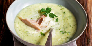 Petersilienwurzelsuppe mit Räucherfisch Petersilienwurzelsuppe mit Räucherfisch