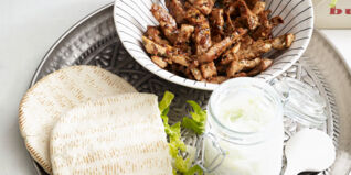 Gyros-Wok mit Limetten-Zaziki