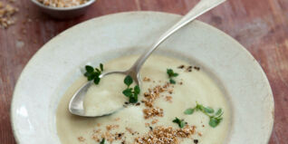 Bohnencremesuppe mit Amarant-Knusperpops Bohnencremesuppe mit Amarant-Knusperpops