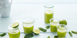 Minze-Avocado-Smoothie mit Sternanis Minze-Avocado-Smoothie mit Sternanis
