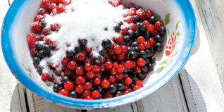 Landküche, gezuckerte rote und schwarze Johannisbeeren Johannisbeeren Unterseite Rezepte Desserts