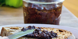 Essen in Farben: Schwarz oder "unser neues Must-have Oliven-Tapenade"