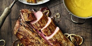 Wildschweinrücken mit Bratkartoffeln und Aprikosenpüree Wildschweinrücken mit Bratkartoffeln und Aprikosenpüree