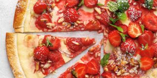 Erdbeer-Flammkuchen mit Honig und Mandeln vom Grill Erdbeer-Flammkuchen mit Honig und Mandeln vom Grill