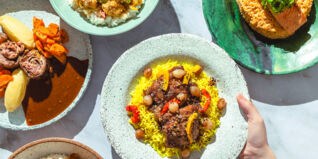 Mike Süssers Rinderroulade, Asma Khans Indisches Curry mit Huhn und vegetarisch, Anton Schmaus' Teriyaki Lachs mit Dashi-Risotto, Thomas Bühners Coq au Vin