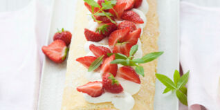 Erdbeer-Holunder-Biskuitrolle