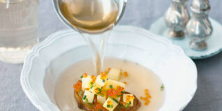 Kartoffel-Consommé mit Kaviar