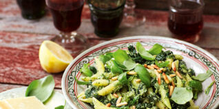Pasta-Spinat-Salat mit frischem Basilikum-Pesto Pasta-Spinat-Salat mit frischem Basilikum-Pesto