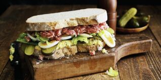 Deftige Mettstulle mit Zwiebelsenf und Ei Deftige Mettstulle mit Zwiebelsenf und Ei