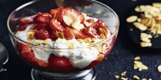 Chia-Joghurt mit Erdbeer-Rhabarber-Kompott Chia-Joghurt mit Erdbeer-Rhabarber-Kompott