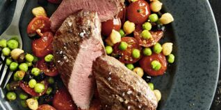 Lammrücken auf gebratenen Tomaten