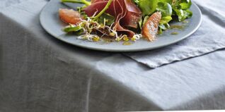 Salat mit Grapefruit, Bündnerfleisch und Brunnenkresse