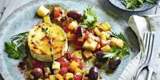 Ziegenkäse »brûlée« mit Ratatouille und schwarzen Oliven Ziegenkäse »brûlée« mit Ratatouille und schwarzen Oliven