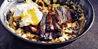 Herzhafter Porridge mit Schweinebauch