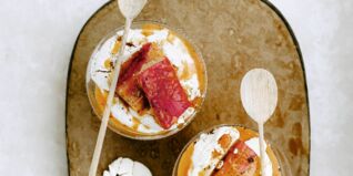 Rhabarberkompott mit Karamell, Joghurt und Baiser