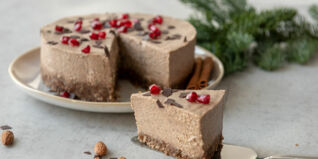 No Bake Lebkuchentorte garniert mit Schokoraspeln und Granatapfelkernen No Bake Lebkuchentorte