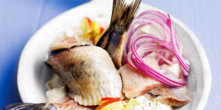 Matjesfilet Hausfrauenart mit roten Zwiebeln und Äpfeln Matjesfilet Hausfrauenart mit roten Zwiebeln und Äpfeln