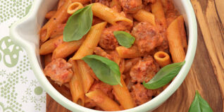 Penne mit Tomaten-Wurst-Sahne Penne mit Tomaten-Wurst-Sahne