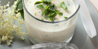 Joghurtdressing mit Holunder Joghurtdressing mit Holunder