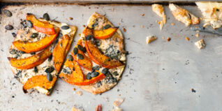 Flammkuchen mit Kürbis und Roquefort