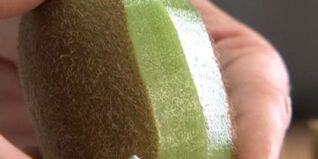 Kiwi schälen und schneiden