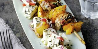 Souvlaki-Spieße mit mariniertem Feta Souvlaki-Spieße mit mariniertem Feta