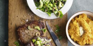 Gebratenes Rinderfilet mit Sellerie-Salsa und Süßkartoffelstampf Gebratenes Rinderfilet mit Sellerie-Salsa und Süßkartoffelstampf