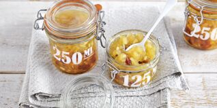 Apfelkonfitüre mit Rosinen und Gewürzen Apfelkonfitüre mit Rosinen und Gewürzen