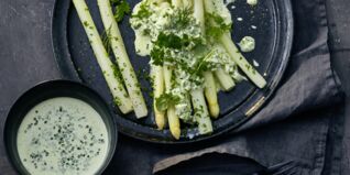 Weißer Spargel mit grüner Sauce Weißer Spargel mit grüner Sauce