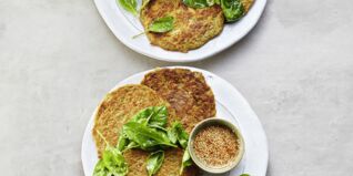 Mungbohnen-Pfannkuchen mit Gemüse und Ingwerdip Mungbohnen-Pfannkuchen mit Gemüse und Ingwerdip