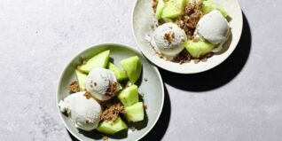 Quarkeis mit Sesamknusper und Melone