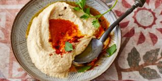 Schale mit Hummus mit roter Butter - Hummus Grundrezept Hummus-Grundrezept