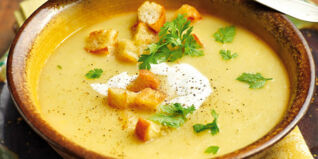 Passierte Steckrübensuppe mit Croûtons und Kerbel