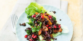 Belugalinsen-Salat mit getrockneten Aprikosen und Oliven