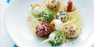 Bunte Ziegenfrischkäse-Pralinen