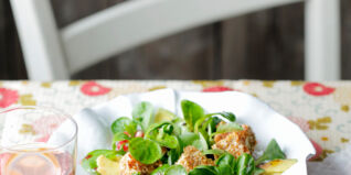 Feldsalat mit Granatapfel und Sesam-Fetawürfeln