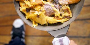 Karamellisierter Kaiserschmarrn mit Puderzucker Karamellisierter Kaiserschmarrn mit Puderzucker