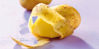 Buntes Ofengemüse Kartoffeln schälen