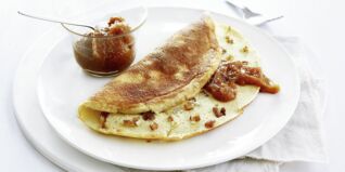 Luftiges Omelett mit Datteln und Feigenhonig Luftiges Omelett mit Datteln und Feigenhonig