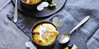 Tonka-Quark-Souffl&eacute; mit Fr&uuml;chte-Deko