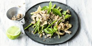 Quinoasalat mit gebratenem Thai-Spargel