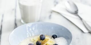 Buchweizen-Nuss-Porridge mit Banane und Beeren