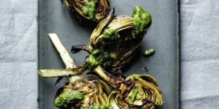 Gegrillte Artischocken mit Petersilien-Minze-Pesto