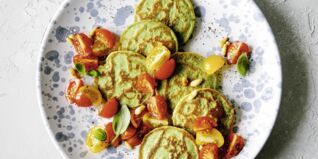 Basilikum-Blini mit Tomaten Basilikum-Blini mit Tomaten