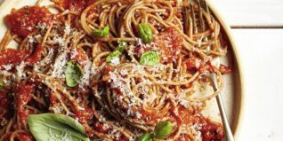 Nudeln mit Tomatensauce Nudeln mit Tomatensauce