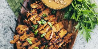 Saté-Spieße mit Erdnussdip