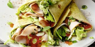 Wraps mit Avocadocreme, Chutney und Putenbrust